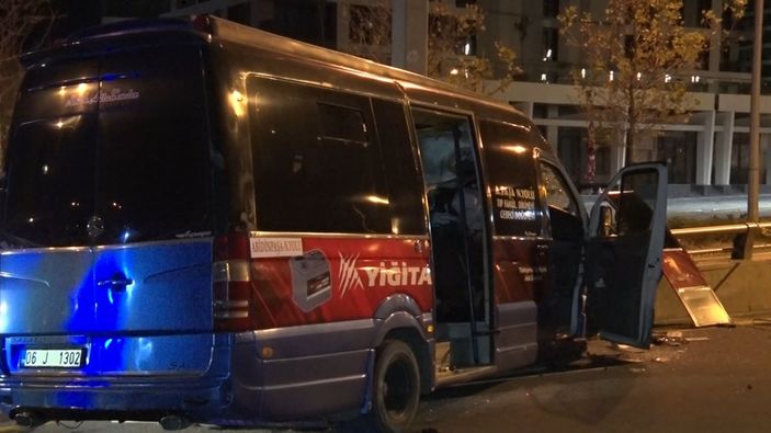 d Ankara'da yolcu minibüsü yön levhası direğine çarptı: 1 ölü, 1 yaralı