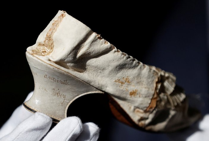 Fransa Kraliçesi Antoinette'in ayakkabısı 43 bin 750 euroya satıldı