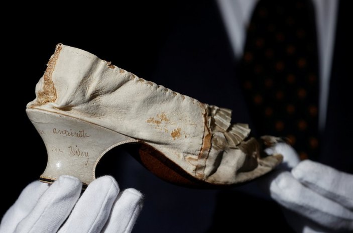Fransa Kraliçesi Antoinette'in ayakkabısı 43 bin 750 euroya satıldı