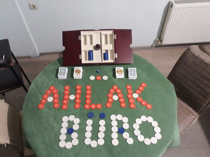 Denizli'de kumar oynayıp, sosyal mesafeye uymayan 22 kişiye ceza yağdı