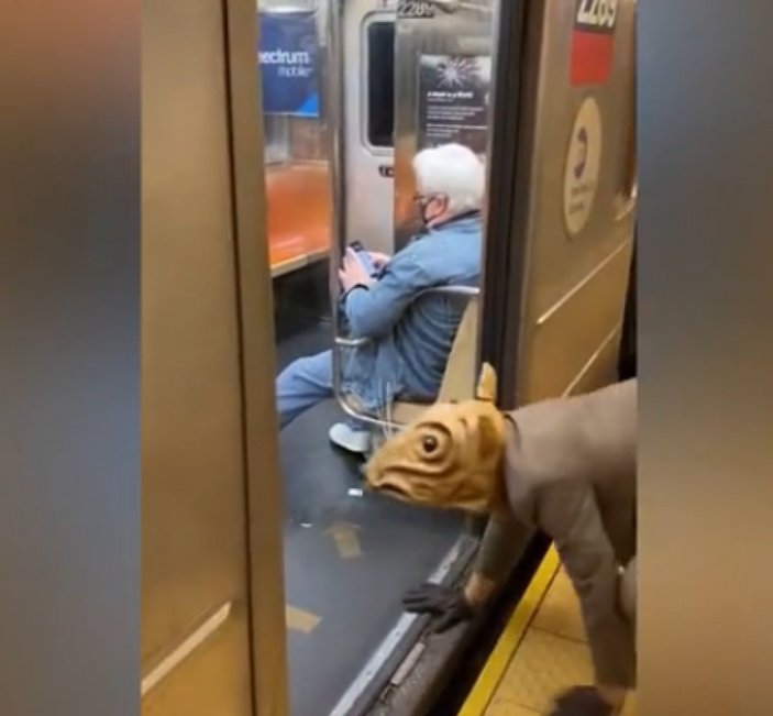 New York metrosuna fare kostümüyle binen sanatçı
