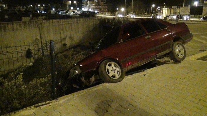 Antalya'da sürücüyü dereye uçmaktan tel çitler kurtardı