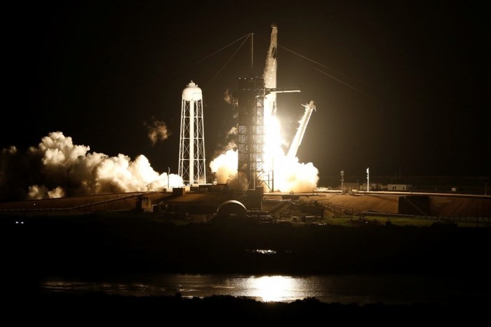 NASA ve SpaceX, 4 astronotu uzaya gönderdi