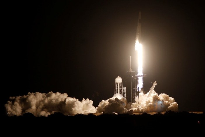 NASA ve SpaceX, 4 astronotu uzaya gönderdi