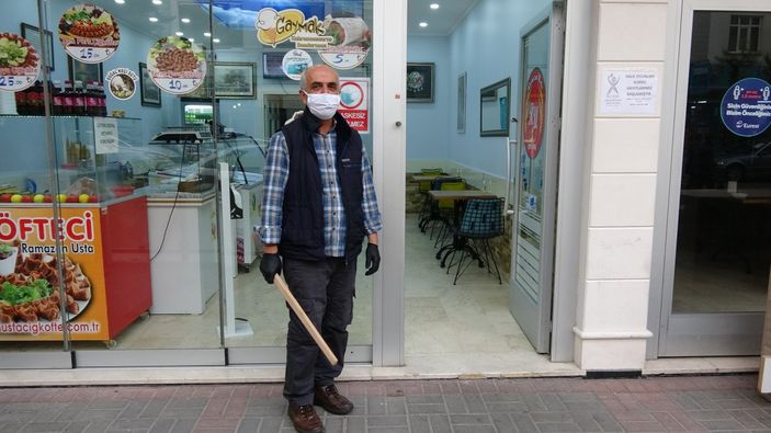 Pendik'te dükkanına giren hırsızı, sopayla kovaladı