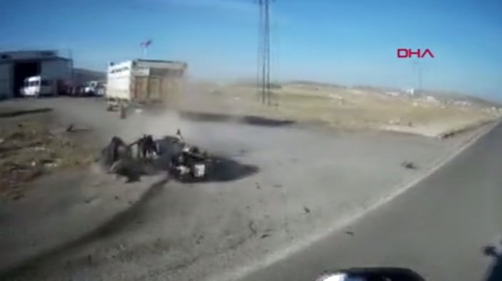 Kars'ta polis memurunun, motosikletle kaza anı kamerada