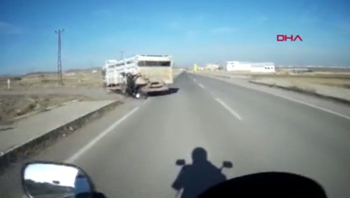 Kars'ta polis memurunun, motosikletle kaza anı kamerada