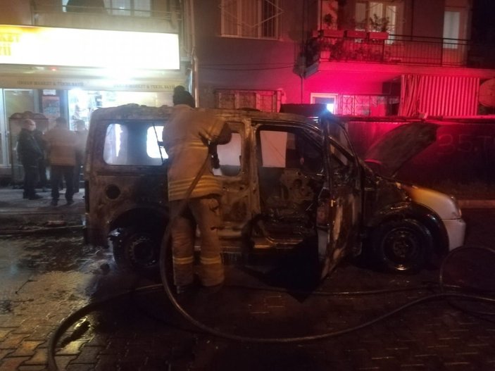 İzmir'de bir otomobil alevlere teslim oldu