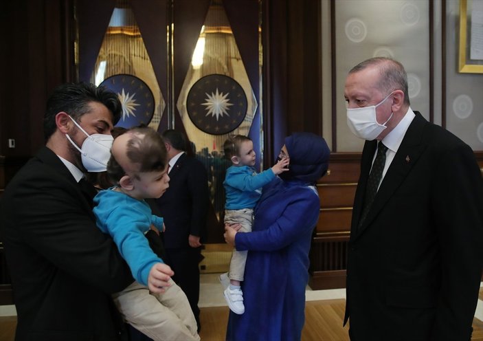 Cumhurbaşkanı Erdoğan, siyam ikizleri Derman ve Yiğit'i Külliye'de ağırladı