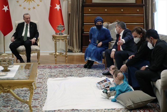 Cumhurbaşkanı Erdoğan, siyam ikizleri Derman ve Yiğit'i Külliye'de ağırladı