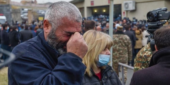 Ermenistan'da asker aileleri evlatları için nöbette
