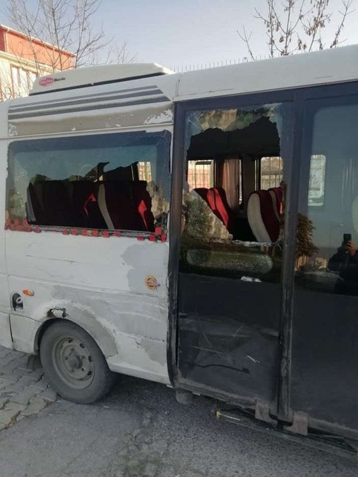 i Eskişehir'de park halindeki minibüsü ezen tır, yoluna devam etti