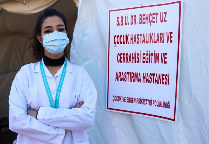 İki büyük deprem yaşayan doktor, İzmir'deki çadır kentte çocuklara şifa dağıtıyor