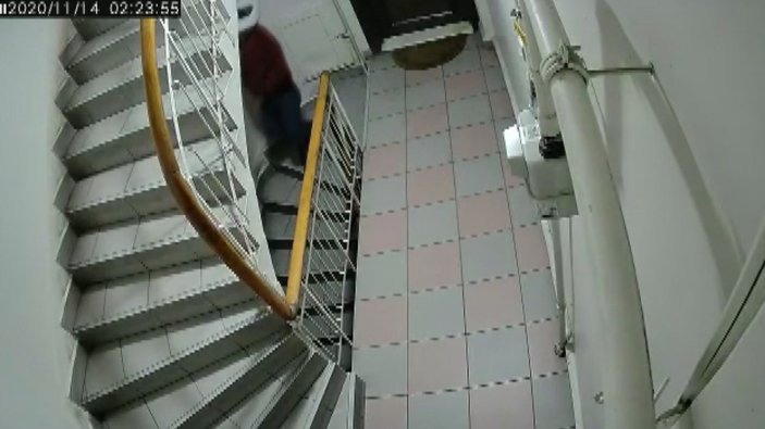 Beşiktaş'ta sipariş getirdiği apartmanda merdivenlere idrarını yapan kurye