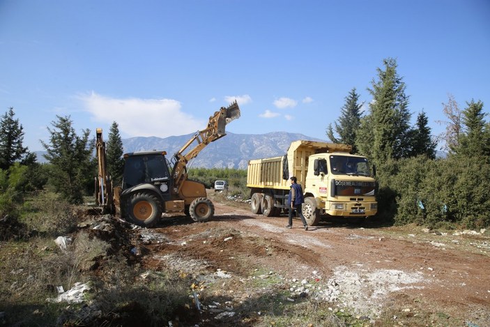 Antalya'daki ormanlık alandan 28 kamyon çöp çıktı