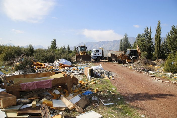 Antalya'daki ormanlık alandan 28 kamyon çöp çıktı