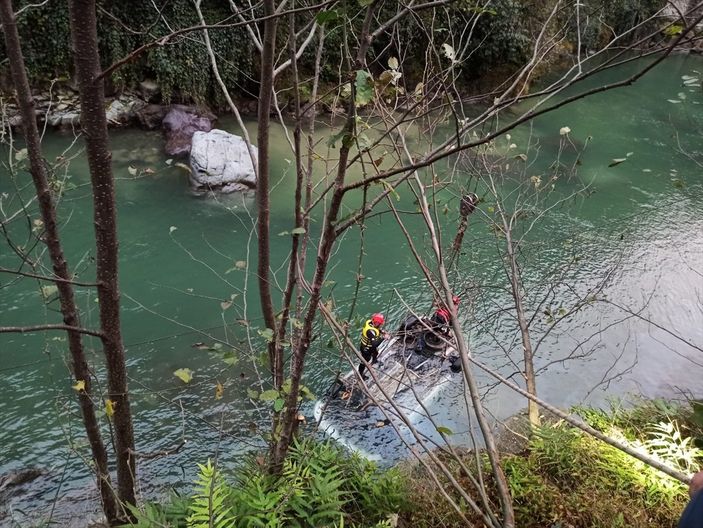 a Rize'de otomobil dereye düştü: 23 yaşındaki genç öldü