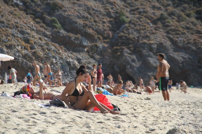 Alanya'da güneşli havayı fırsat bilenler plajlara akın etti