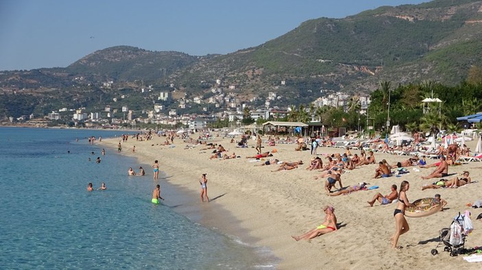 Alanya'da güneşli havayı fırsat bilenler plajlara akın etti