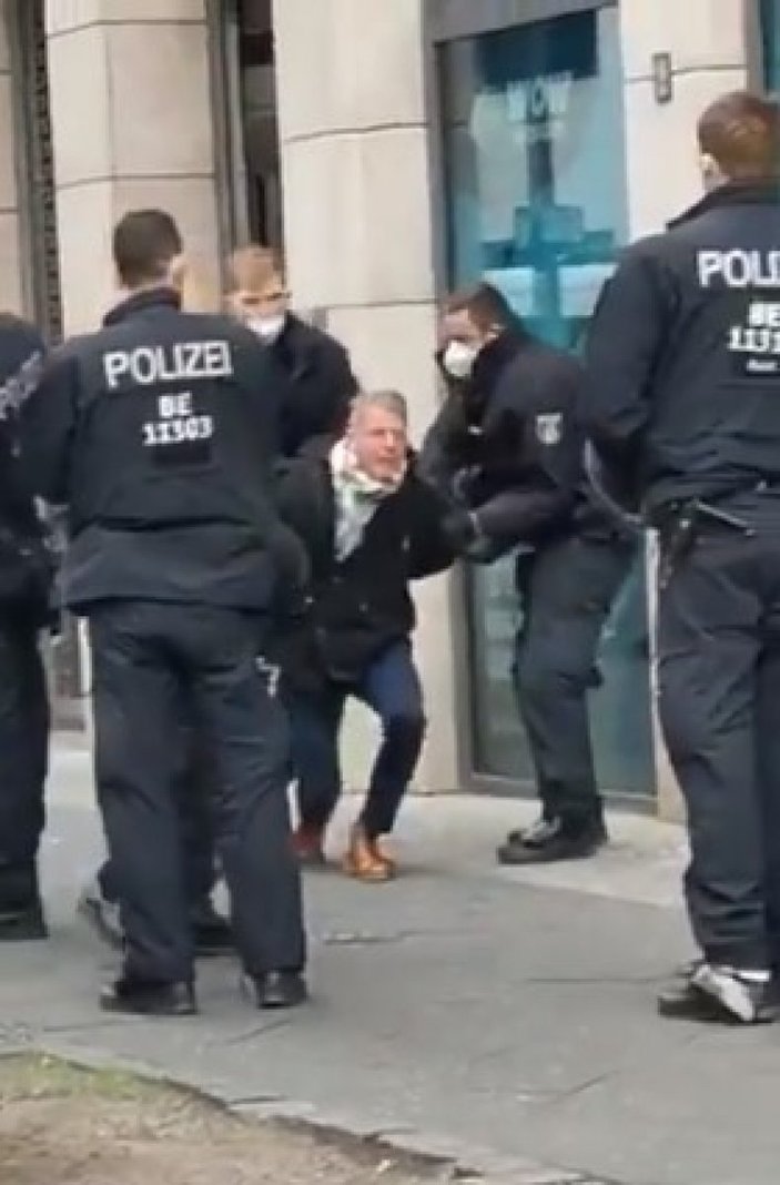 Alman polisi, milletvekiline ters kelepçe taktı