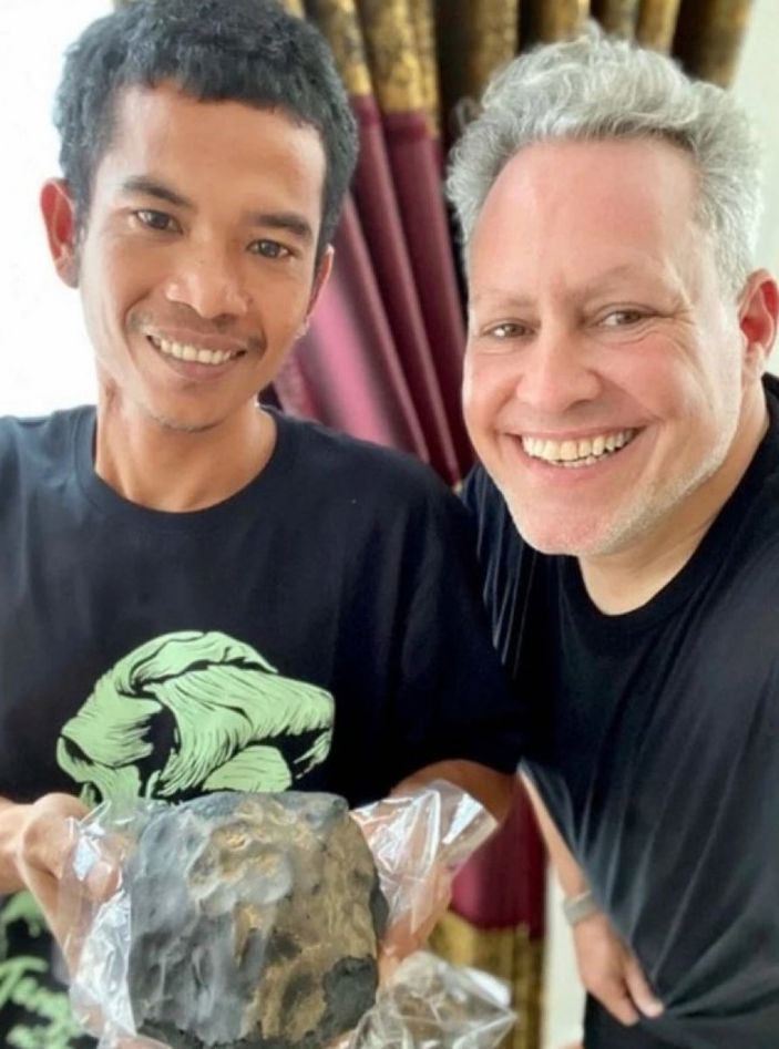 Endonezyalı tabutçu bahçesine düşen göktaşını sattı, milyoner oldu