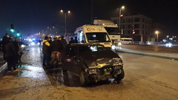 Düzce'de kaza yapan sürücü ambulansa binmek istemedi