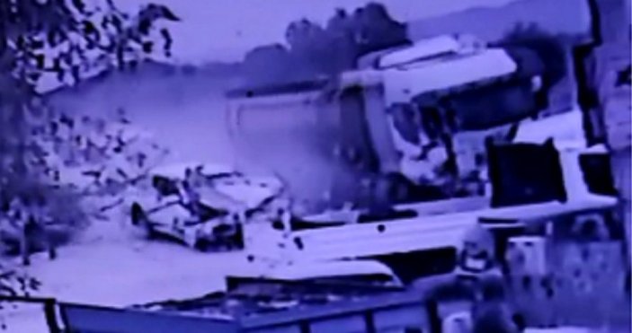 İzmir'de kontrolden çıkan harfiyat kamyonu 11 araca çarptı