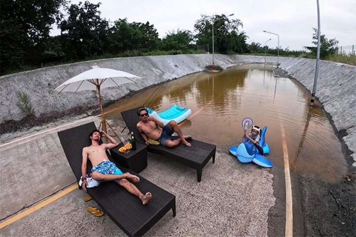 Tayland'da alt geçidi basan suyun boşaltılması için şaşırtan protesto