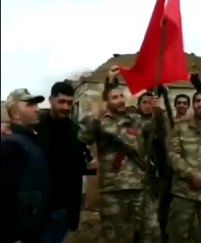 Azerbaycan ordusu Türk bayrağını Karabağ’a dikti