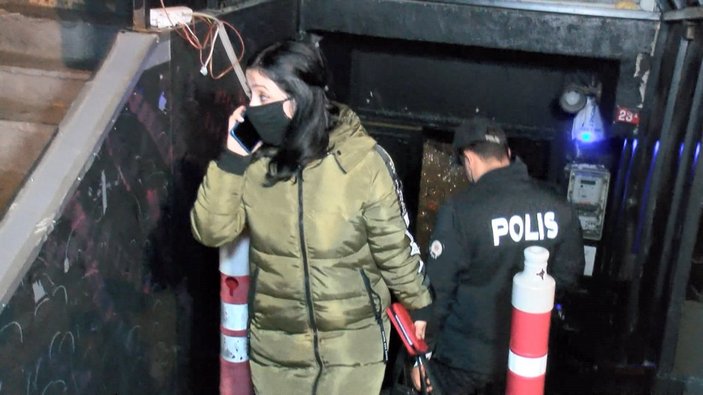 Ataşehir'de cezadan kaçan 2 kişi merdivenden düştü