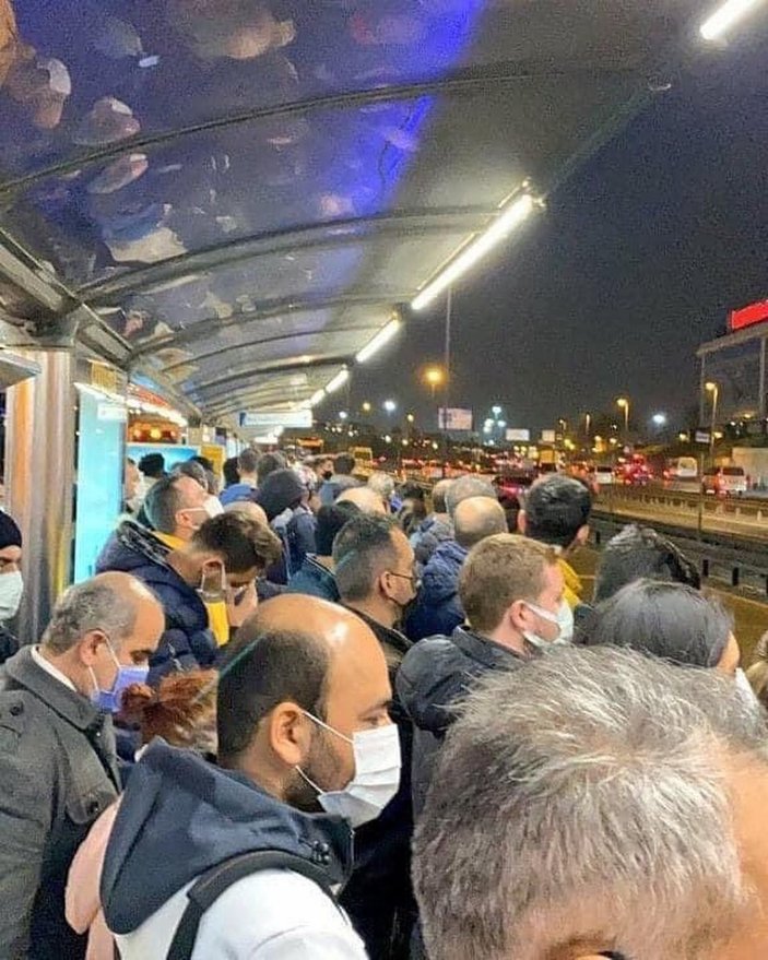 İstanbul'da toplu ulaşımda korkutan kalabalık