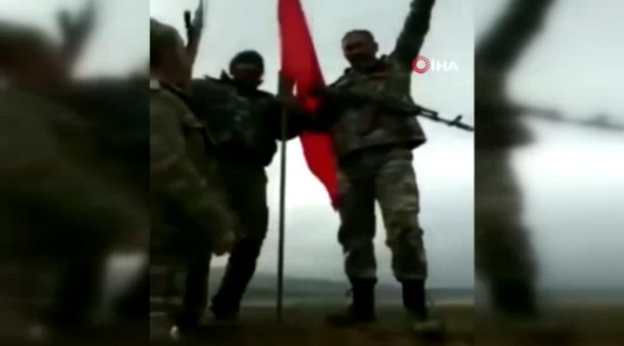 Karabağ'da Azerbaycan askerleri Türk bayrağı dikti