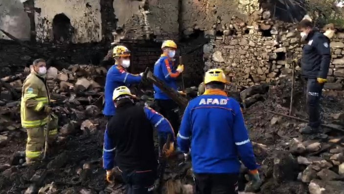 Balıkesir'de 5 evin kül olduğu yangında, kemiklere ulaşıldı