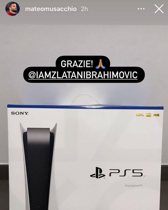 Zlatan Ibrahimovic tüm takıma PS5 aldı
