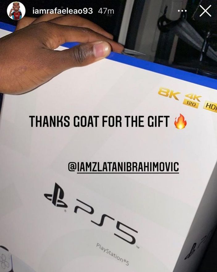 Zlatan Ibrahimovic tüm takıma PS5 aldı