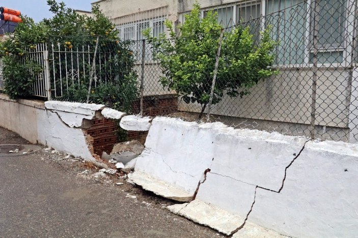 Antalya’da polisten kaçan sürücü, bahçe duvarına çarptı