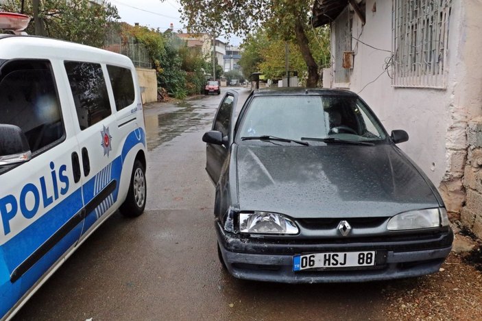 Antalya’da polisten kaçan sürücü, bahçe duvarına çarptı