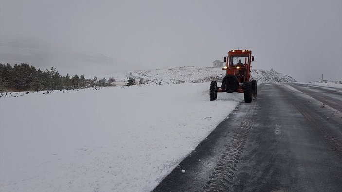 Erzincan-Sivas kara yolunda ulaşıma kar ve sis engeli