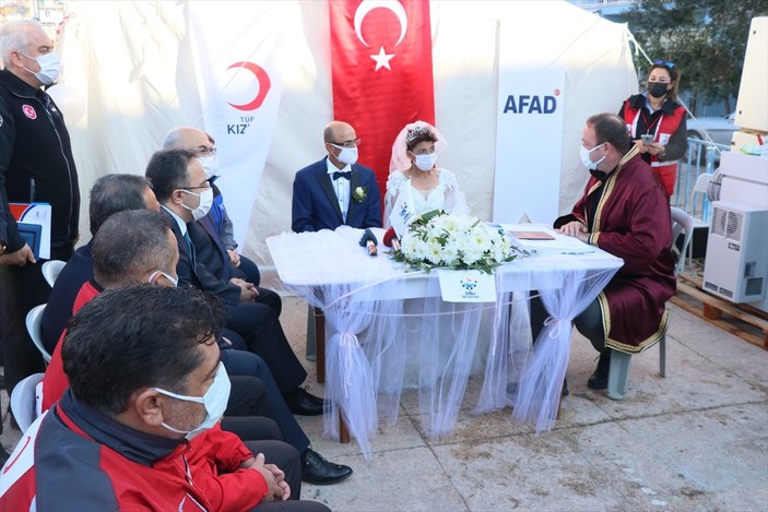 İzmir'de depremzede çift, çadır kentte evlendi