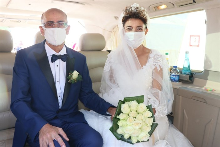 İzmir'de depremzede çift, çadır kentte evlendi
