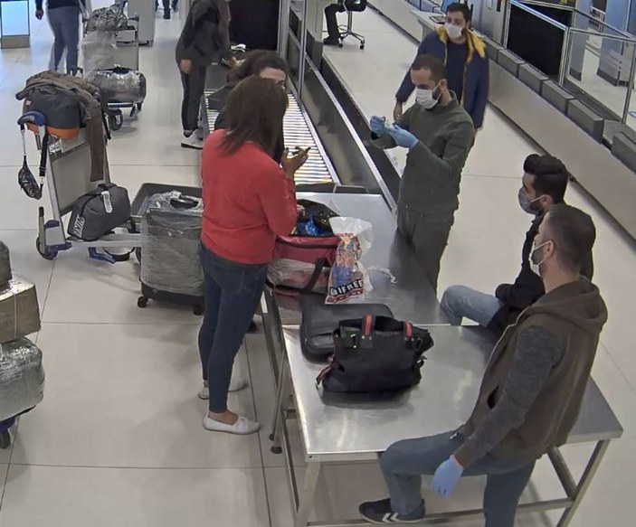 İstanbul Havalimanı'nda, iki yolcuda kaçak koronavirüs ilacı ele geçirildi