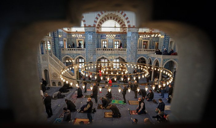 Restorasyonu tamamlanan Rüstem Paşa Camisi, ibadete açıldı