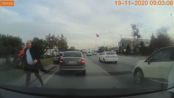 Konya'da trafikte yol verme tartışması kamerada