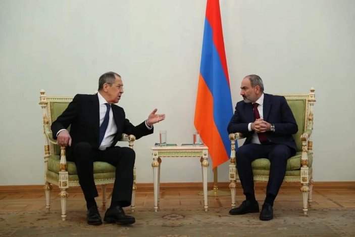 Rusya - Ermenistan görüşmesinde bayrak krizi