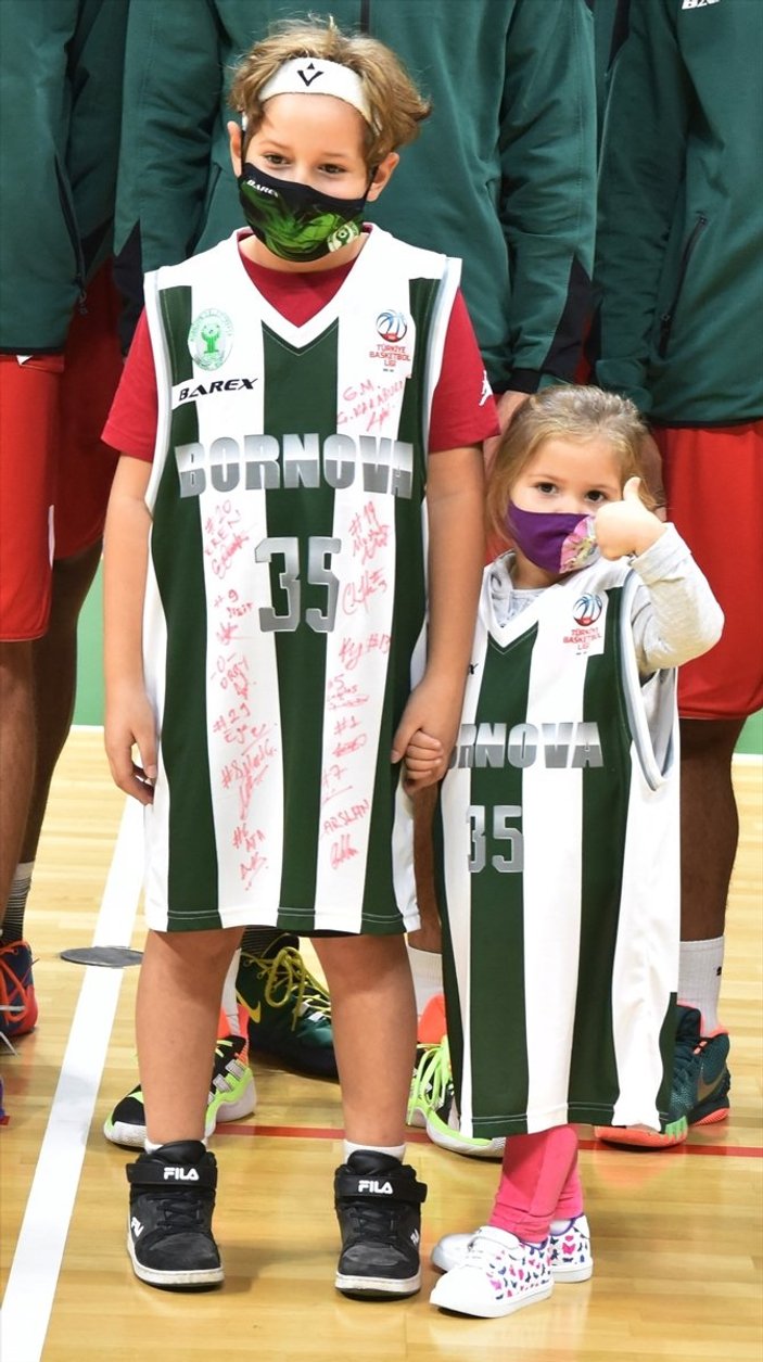 Depremin mucize çocukları Ayda ve Atakan, Bornova Belediyespor antrenmanında