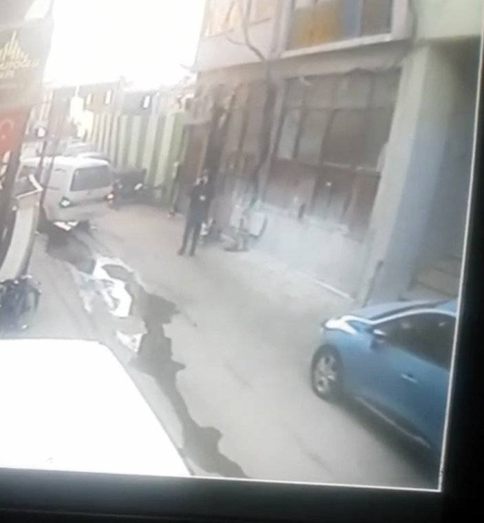 Bursa'da geri manevra yapan minibüs adama çarptı