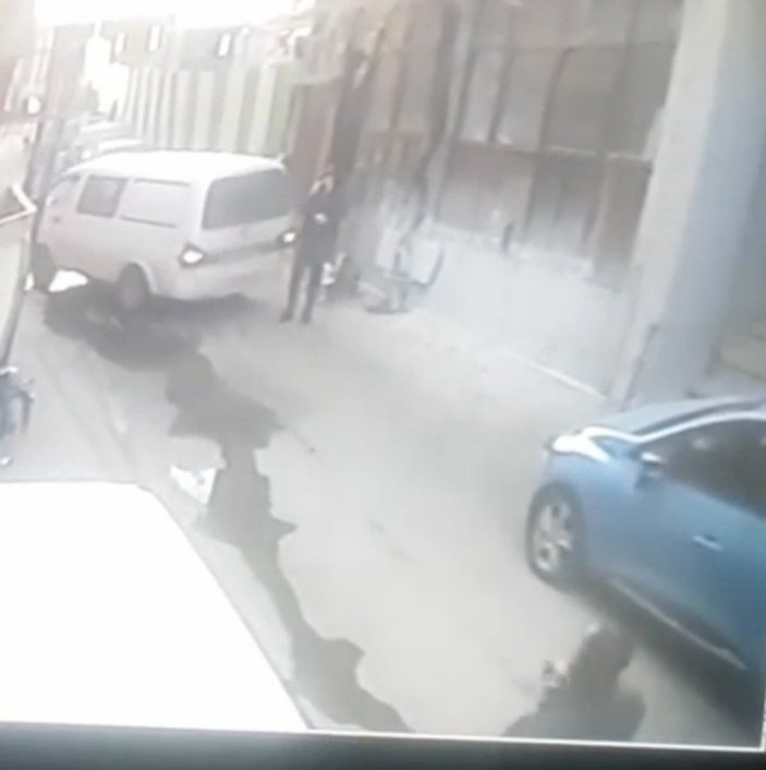 Bursa'da geri manevra yapan minibüs adama çarptı