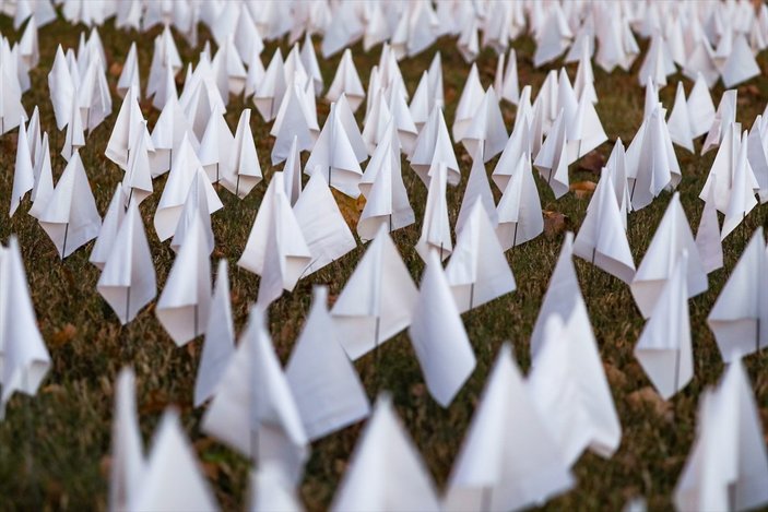 ABD'de koronavirüsten ölenler için beyaz bayraklar dikildi