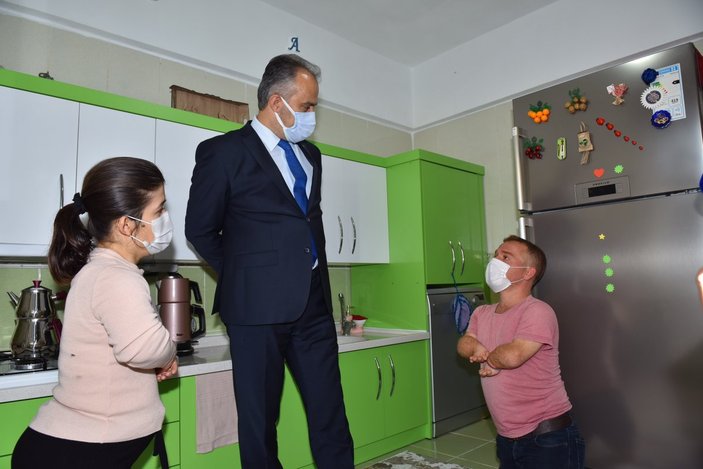 Bursa'da cüce çiftin yüzünü Başkan Alinur Aktaş güldürdü