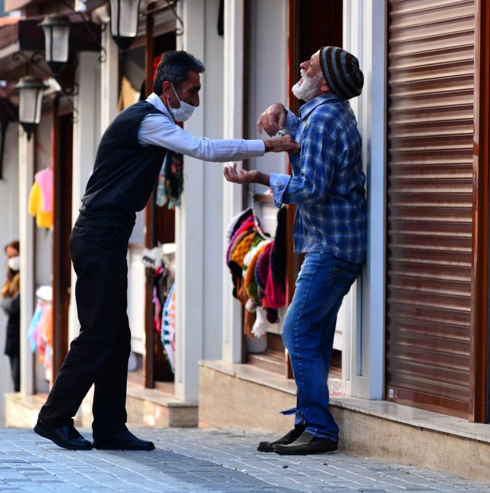 Adana'da dilenci kılığına girip yarım saatte 60 TL para topladı